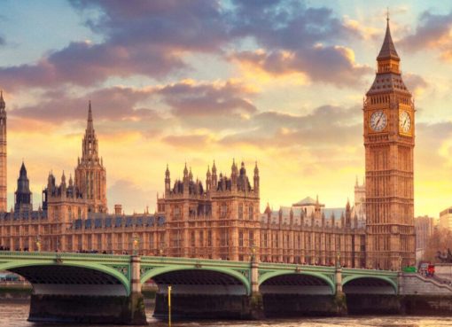 United Kingdom panorama London dengan cakrawala yang menampilkan ikonik Big Ben dan London Eye di waktu senja, menggambarkan keindahan arsitektur dan vitalitas kota