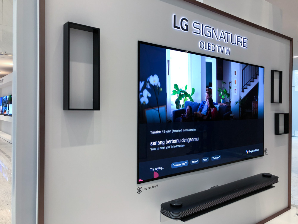 Living room setup with LG's AI-powered television and immersive audio.
