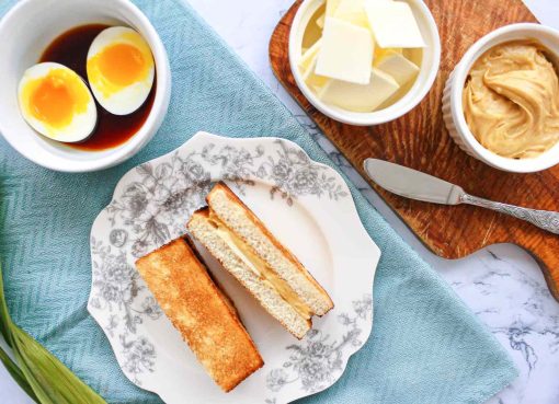 Nikmati Kaya Toast yang Menggoda: Potongan roti panggang garing dengan lapisan kaya manis yang lezat