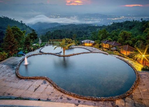Pemandangan indah Umbul Sidomukti dengan kolam renang alami yang dikelilingi oleh pegunungan hijau dan langit biru