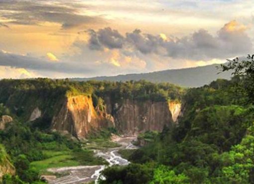 Ngarai Sianok: Petualangan Tak Terlupakan di Lembah Hijau Bukittinggi Ngarai Sianok