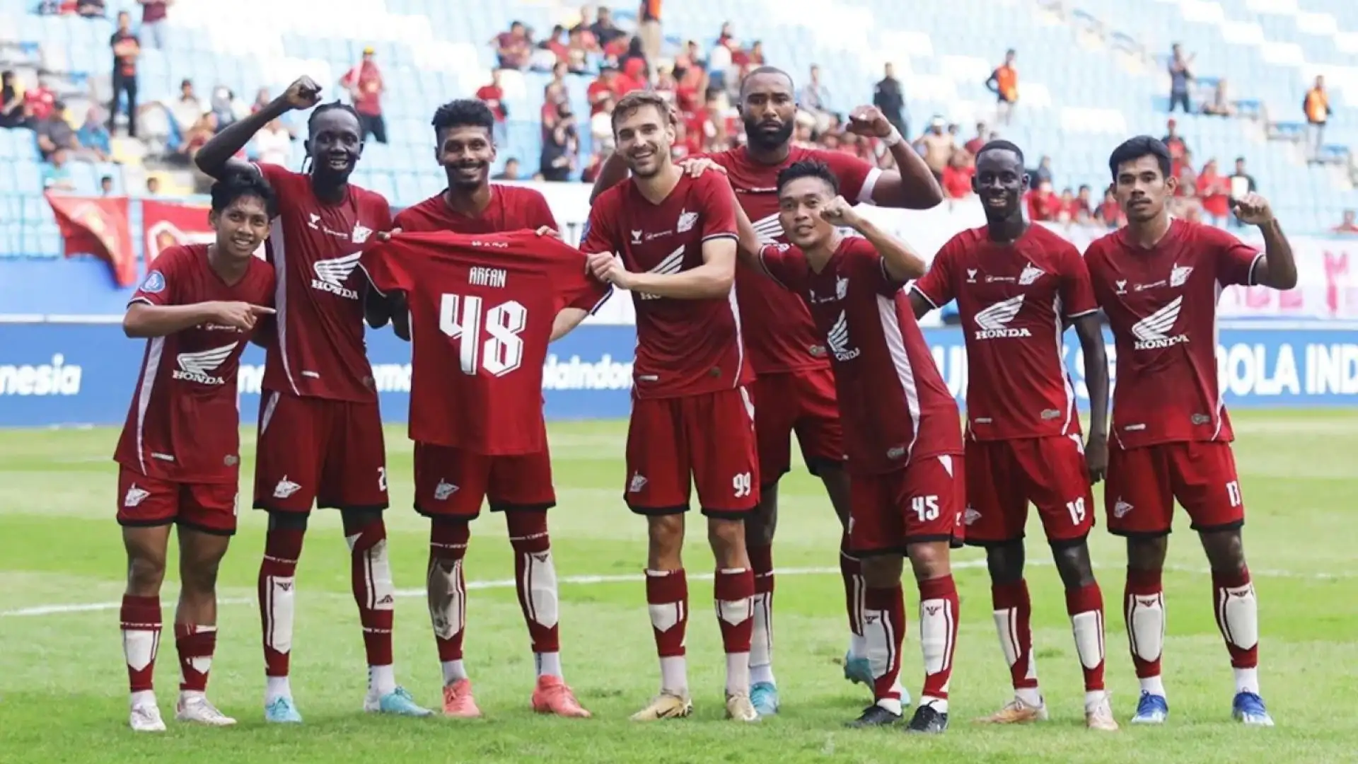 pemain PSM Makassar melakukan selebrasi