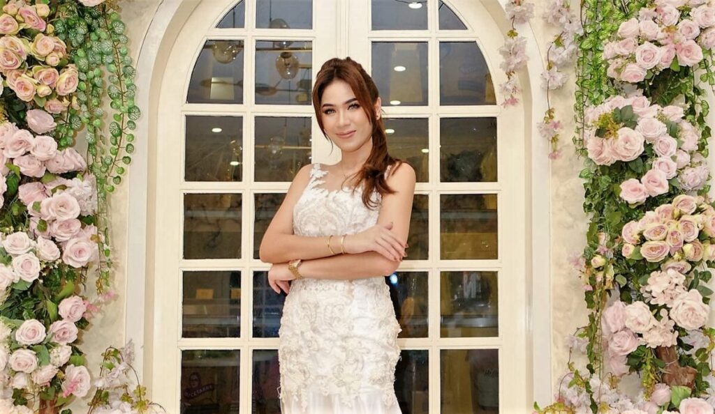 peran Annisa Hasim di dunia hiburan