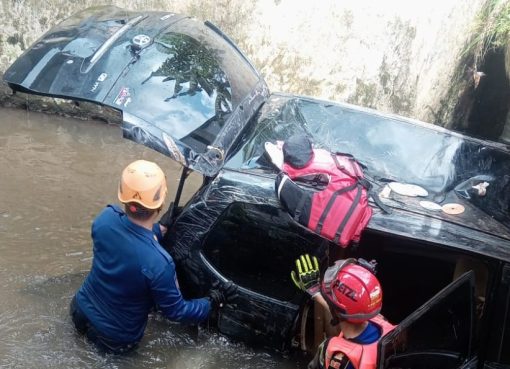 Mobil Terseret Banjir