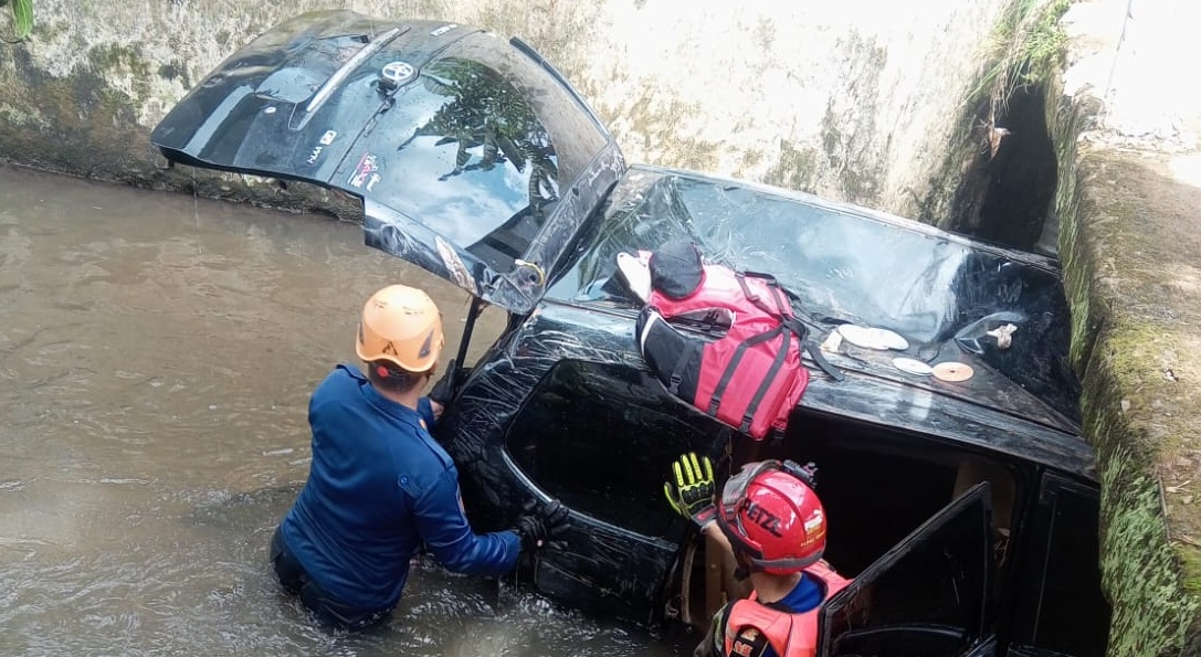 Mobil Terseret Banjir di Depok: Ketika Arus Air Mengubah Segalanya dalam Sekejap