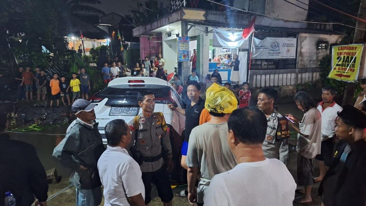 Mobil Terseret Banjir