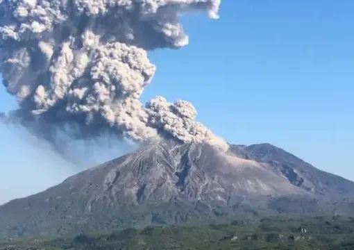 Gunung Dukono Meletus