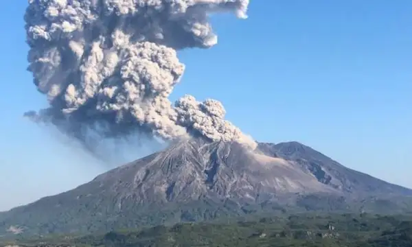 Gunung Dukono Meletus