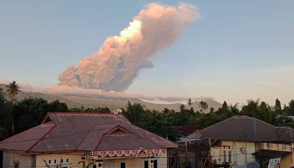 Gunung Dukono Meletus