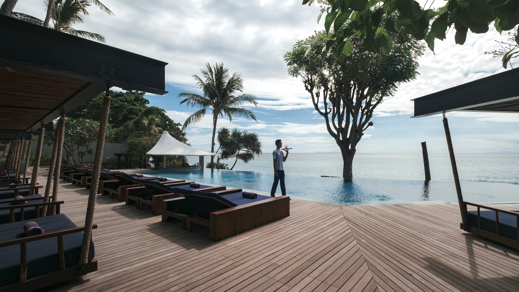 Sentuhan Modernitas katamaran resort di Pinggir Pantai Mangsit