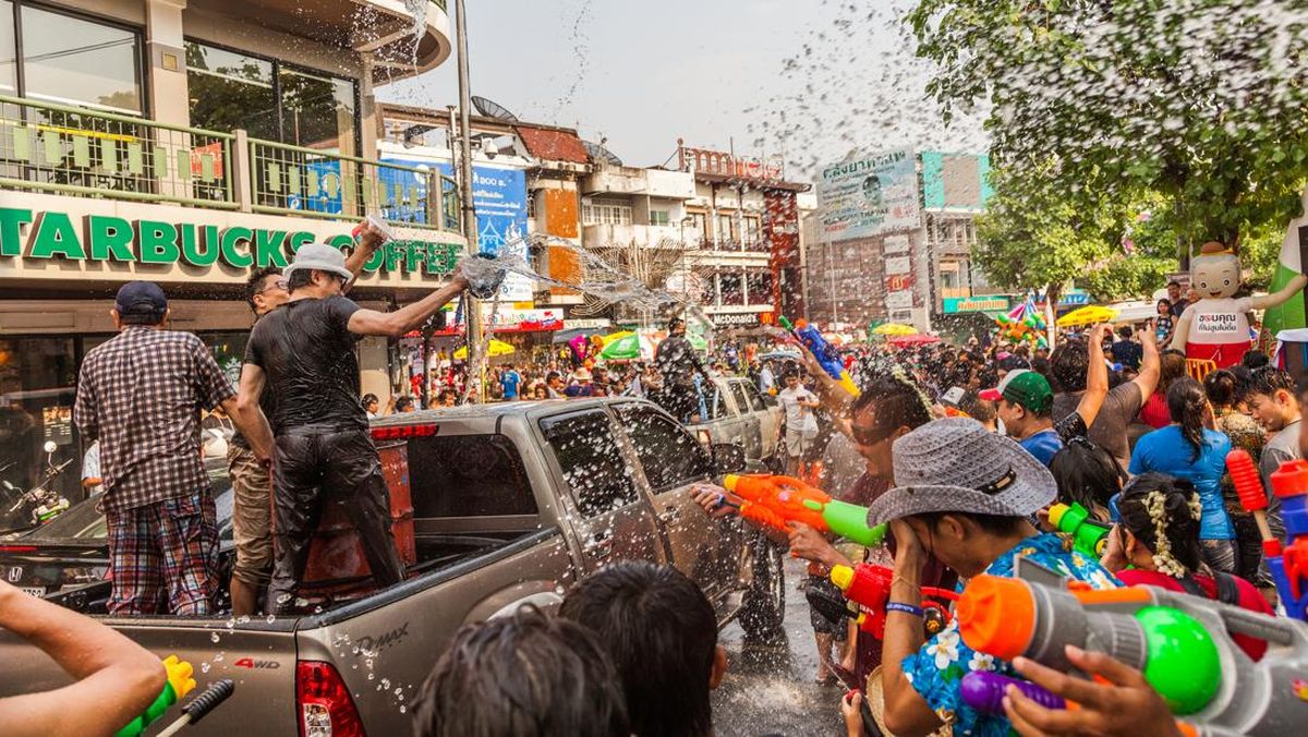 Meriahnya Songkran di Thailand