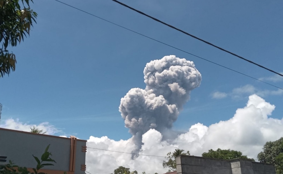 Gunung Dukono Meletus