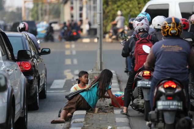 Pengemis Penuhi Trotoar Jakarta