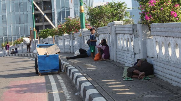 Pengemis Penuhi Trotoar Jakarta