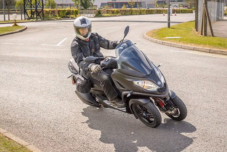 Mengenal Piaggio MP300ie Hybrid