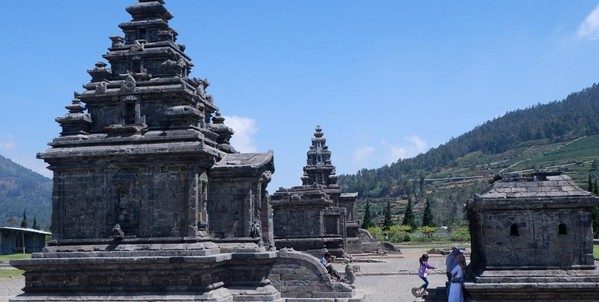 Kompleks Candi Arjuna: Pesona Warisan Jawa yang Membawa Pengunjung Menyelami Jejak Masa Lalu